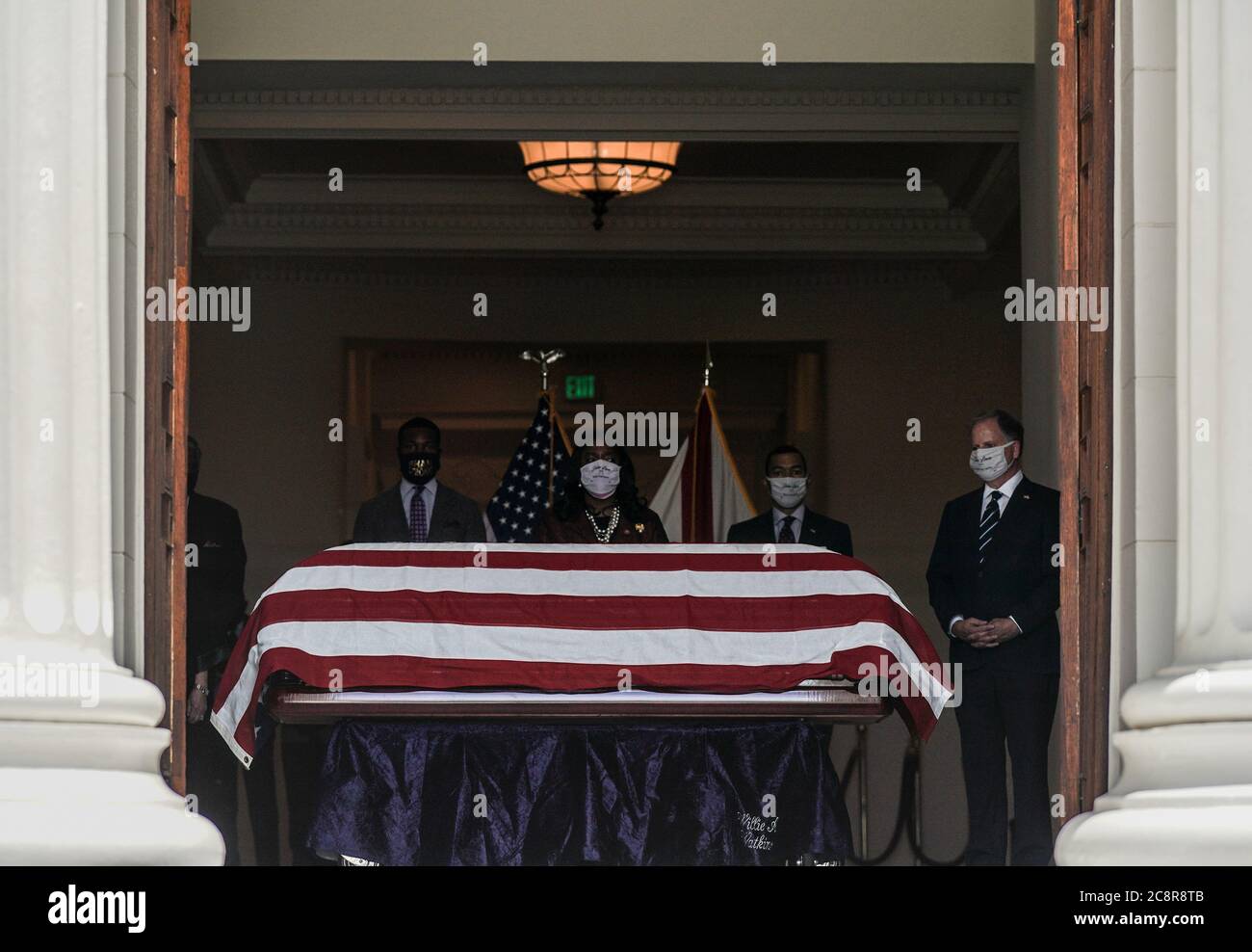 Selma, Stati Uniti. 26 luglio 2020. Il barile contenente il corpo del congressista John Lewis, D-GA, si trova nello stato presso il Campidoglio dello stato dell'Alabama a Montgomery, Alabama, dopo che la sua processione funebre si è fatta strada da Selma, Alabama, domenica 26 luglio 2020. Nel 1965, all'età di 25 anni, Lewis contribuì ad organizzare una marcia per il diritto di voto sul ponte Edmund Pettus, dove il suo cranio fu fratturato dopo essere stato attaccato dalla polizia. Lewis morì il 17 luglio all'età di 80 anni dopo una battaglia di sei mesi contro il cancro. Foto di Jemal Countess/UPI Credit: UPI/Alamy Live News Foto Stock