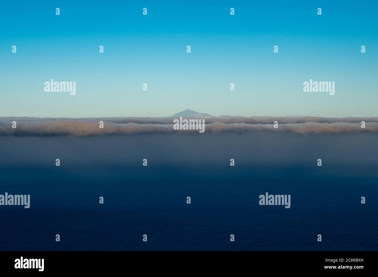 La Palma, Spagna. 26 luglio 2020. Vista del vulcano Monte Teide nell'isola di Tenerife visto con un mare di nuvole dall'isola di la Palma credito: Marcos del Mazo/Alamy Live News Foto Stock