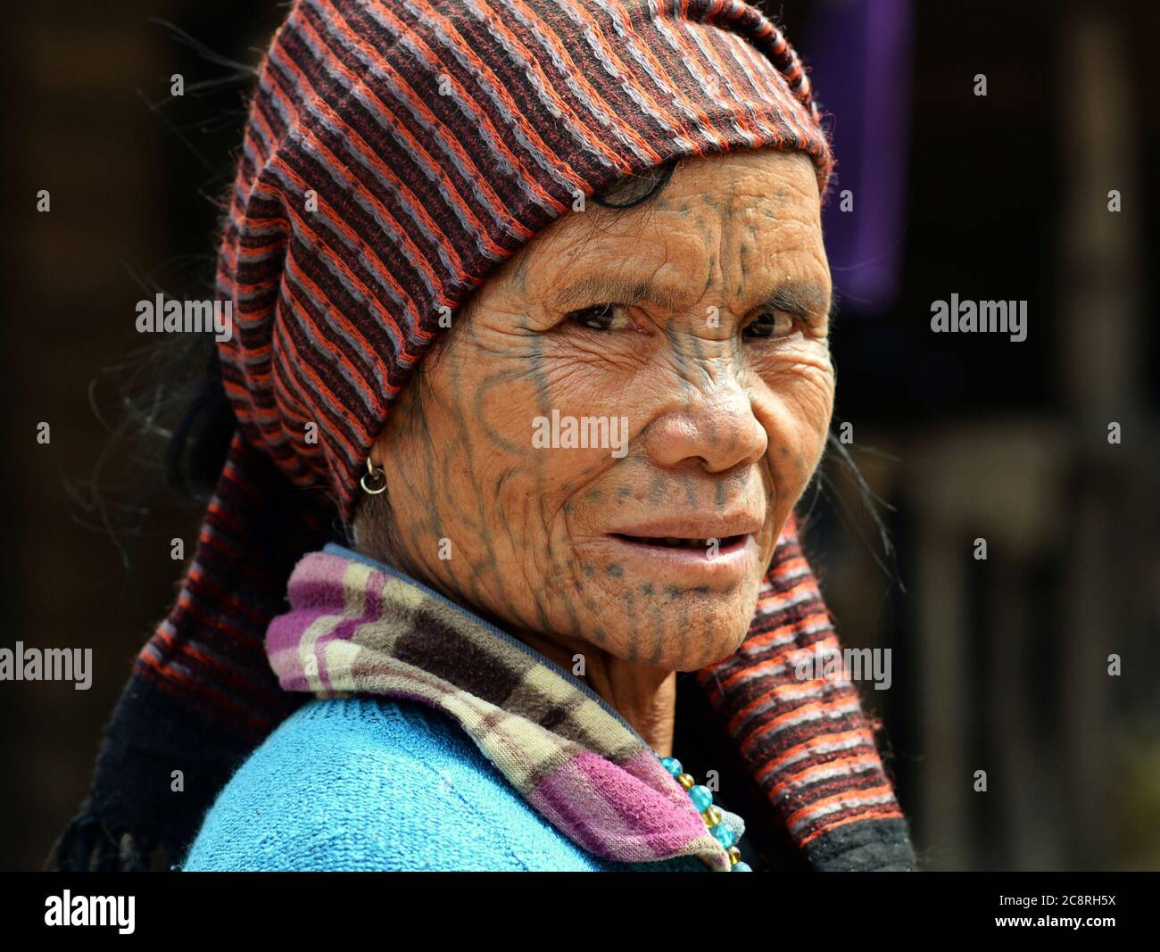 Vecchia donna tribale Chin Muun ('donna spider') con tatuaggio facciale tradizionale. Foto Stock