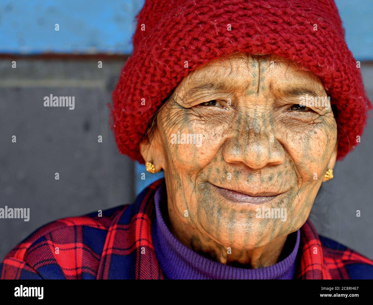 Vecchia donna tribale Chin Muun ('donna spider') con tatuaggio facciale tradizionale. Foto Stock