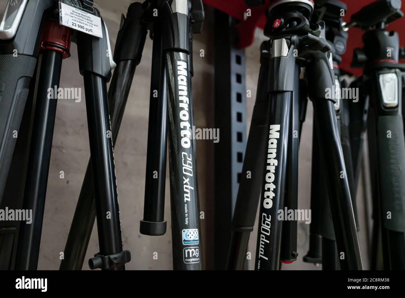 Krasnoyarsk, Russia, 20 giugno 2020: Treppiedi Manfroto al bancone di un negozio di foto Foto Stock