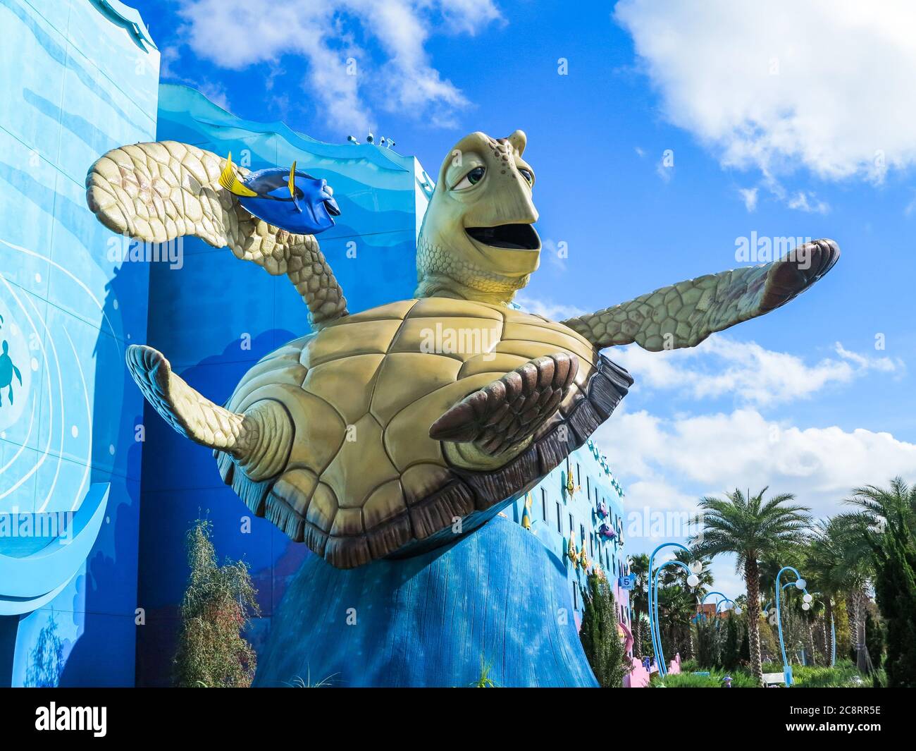 ORLANDO, FLORIDA – 21 dicembre 2015 – Crush e Dory da Finding Nemo al Disney's Art of Animation Resort a Walt Disney World Foto Stock