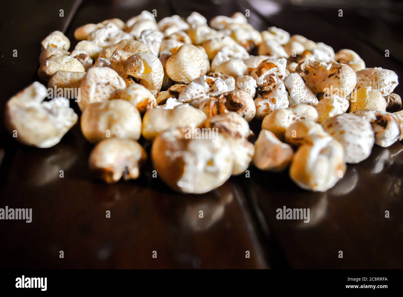 Salare popcorn sulla tavola di legno, fuoco selettivo. Primo piano. Foto Stock