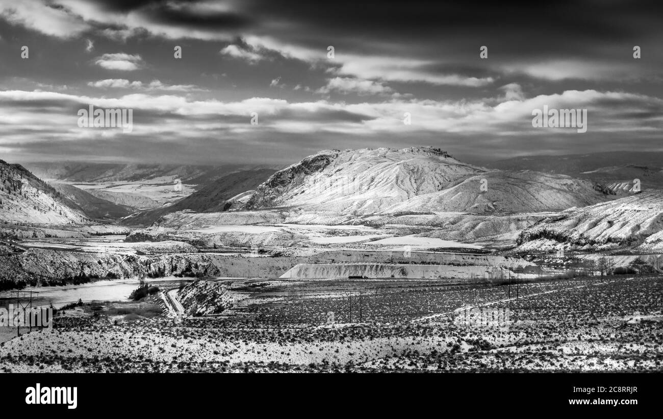 Foto in bianco e nero del paesaggio invernale nella valle del fiume Thompson lungo la Trans Canada Highway tra Kamloops e cache Creek nel centro Foto Stock