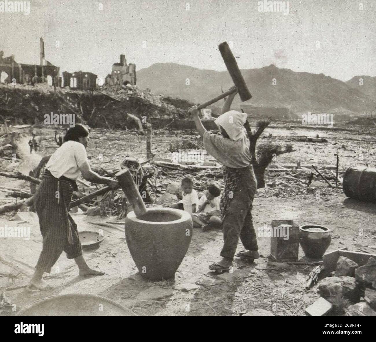 Scena nella città di Hiroshima, Giappone dopo l'attacco della bomba atomica - fine 1945 o inizio 1946 Foto Stock