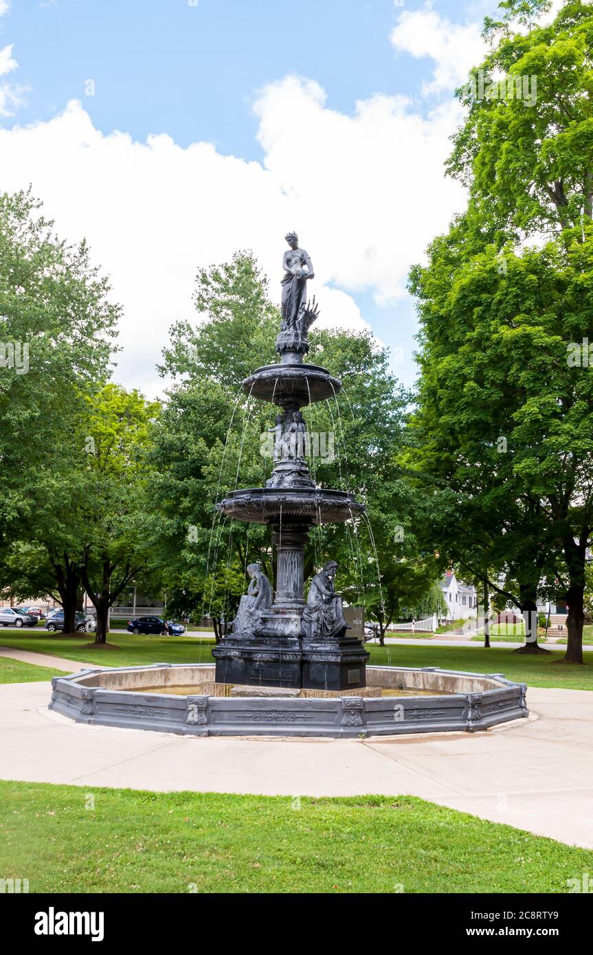La fontana nel Fountain Park in una giornata estiva soleggiata, Franklin, Pennsylvania, Stati Uniti Foto Stock