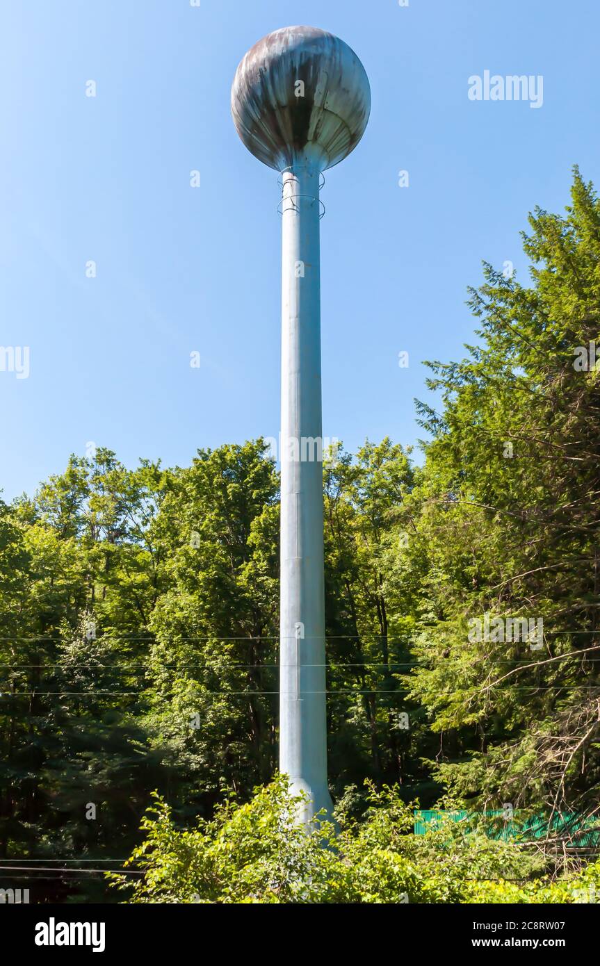 Una torre d'acqua nei boschi della contea di Venango, Pennsylvania, USA in una giornata estiva soleggiata Foto Stock