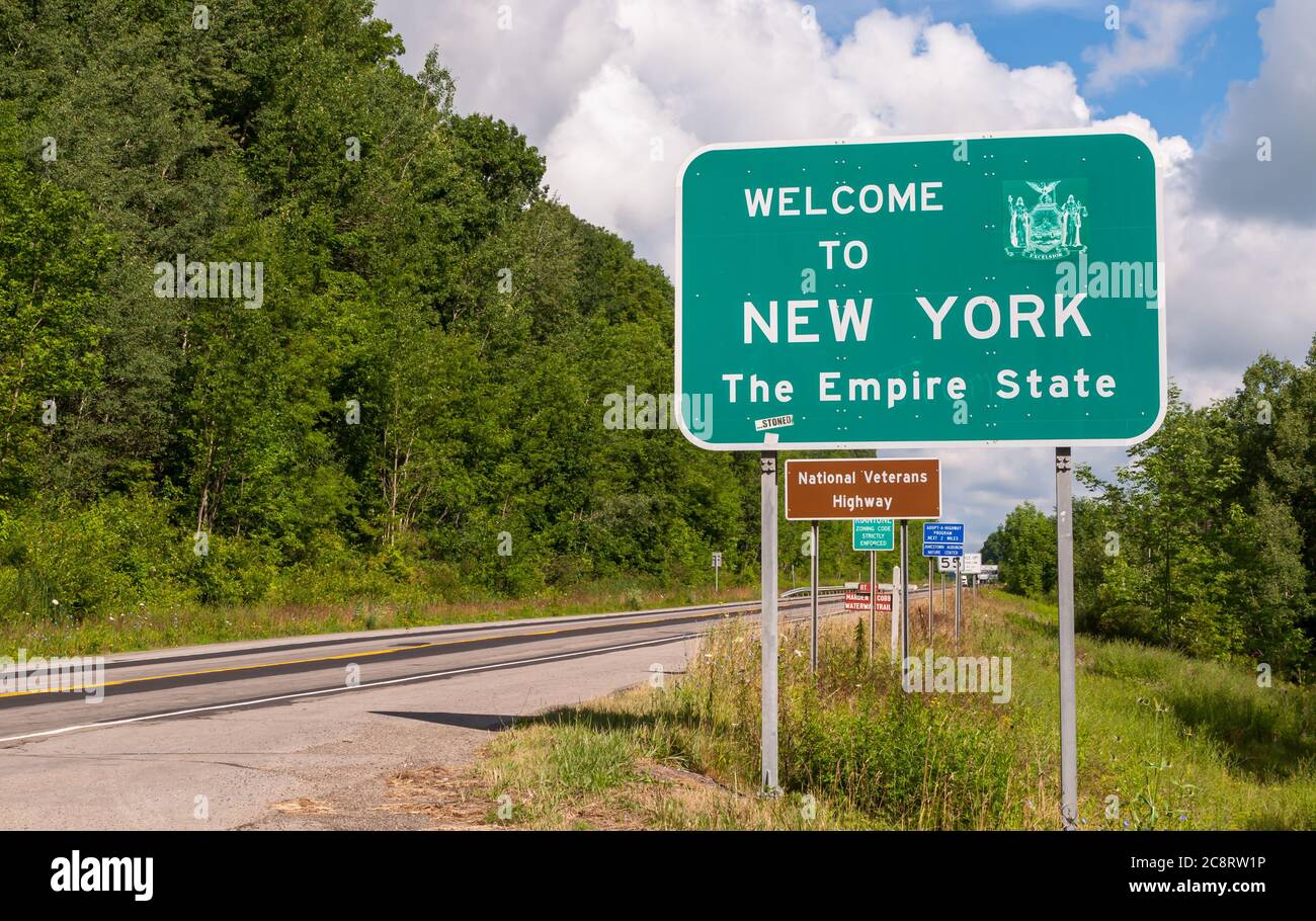 L'insegna Welcome to New York state Line sulla US Route 62 nella contea di Chautauqua, New York, USA in una giornata estiva soleggiata Foto Stock