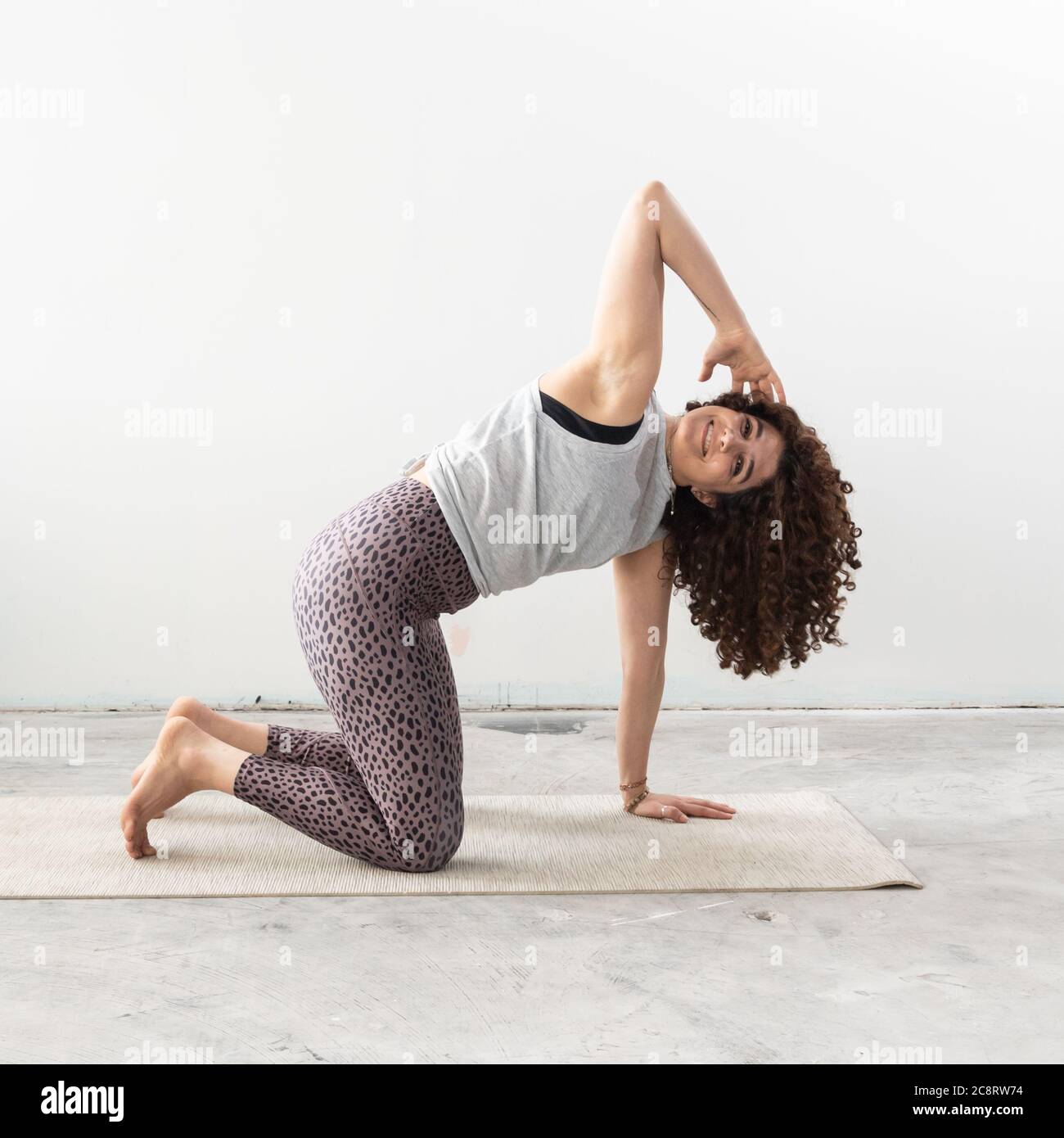 Allenatore di fitness che mostra tratti in studio Foto Stock