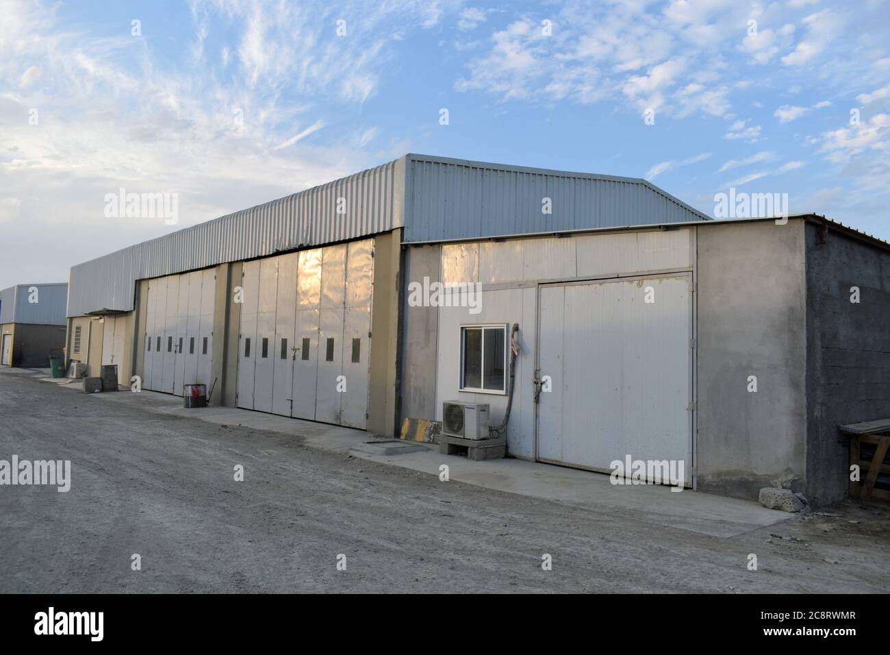 Edificio industriale nella fabbrica utilizzata per il servizio. muscat, oman : 03-08-2020 Foto Stock