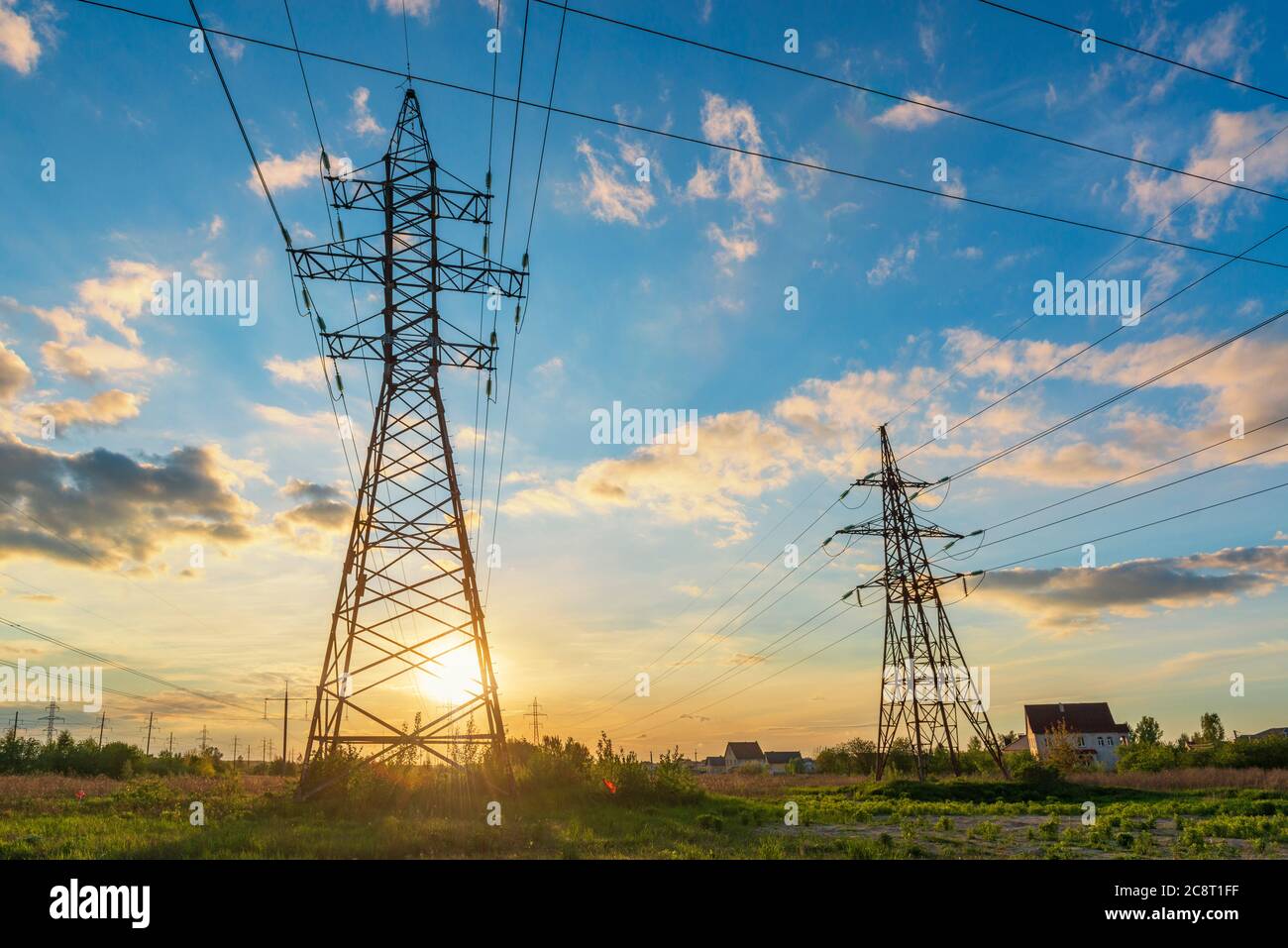 Rete elettrica al tramonto. Paesaggio industriale Foto Stock