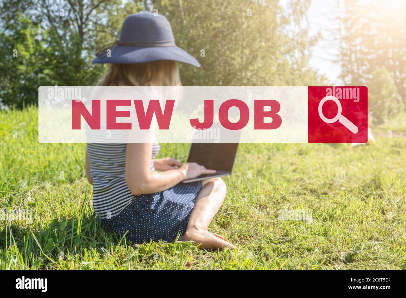 NUOVO LAVORO. Istruzione, carriera, opportunità e concetto di crescita. Donna lavora con un computer portatile Foto Stock