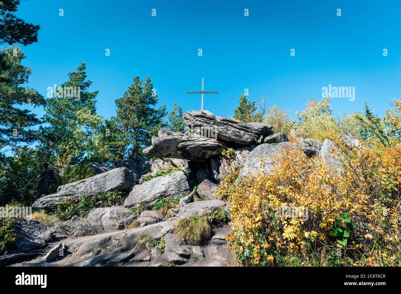 Bizzarra roccia con croce ortodossa. Chiesa montagna. Belokurikha resort Russia. Foto Stock