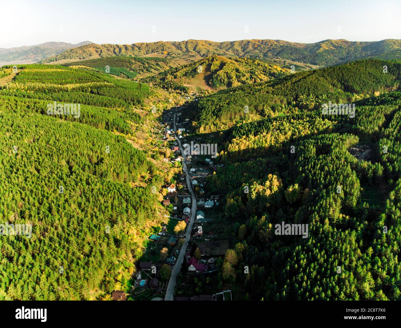 Veduta aerea di una piccola città nel territorio di Altai. Vista dall'alto della cittadina di Belokurikha. Vista dall'alto delle case tra le foreste sul Foto Stock