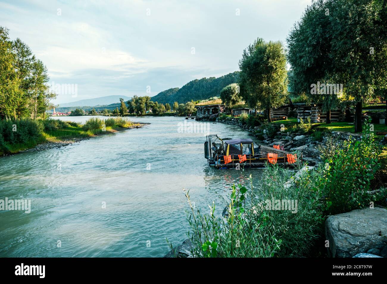 Hovercraft nel fiume Katun Altai Krai. Sulle acque turchesi del fiume Katun lungo il villaggio Foto Stock