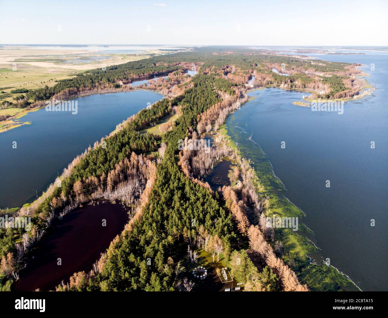 Vista dall'alto dei laghi salati nel territorio di Altai. Il villaggio di guseletovo Foto Stock