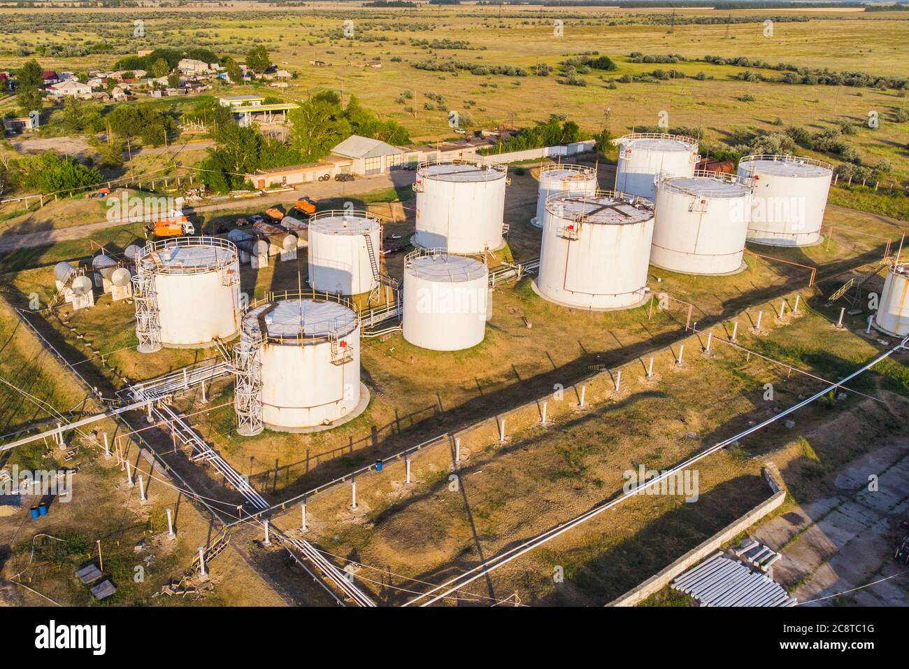 Raffineria di petrolio e impianti petrolchimici lavorazione industriale, vista dall'alto Vista aerea raffineria di petrolio e gas al giorno. Foto Stock