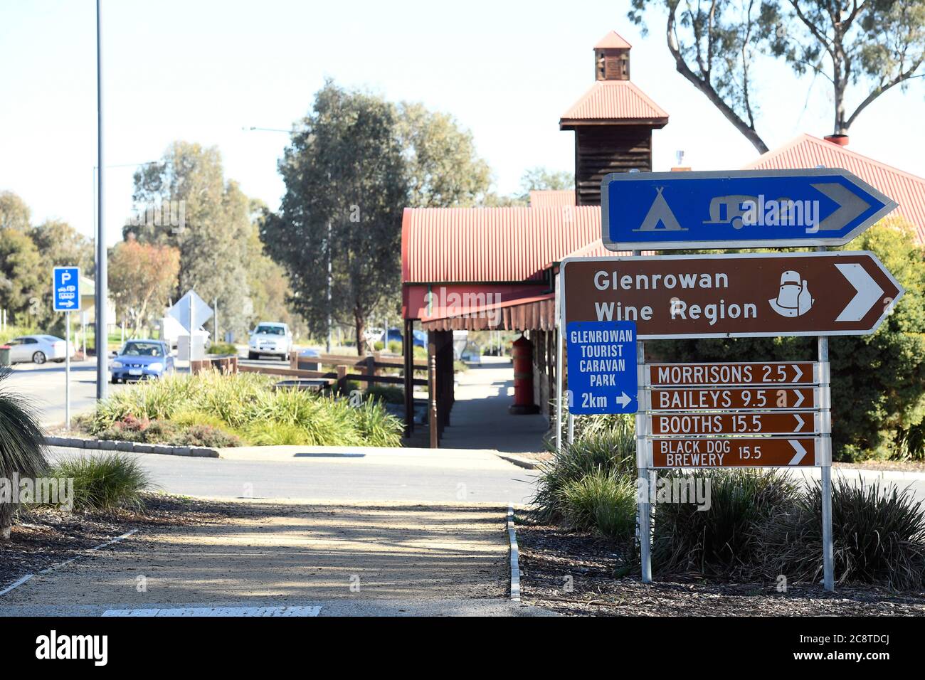 Glenrowan, Victoria. Una collezione di cartelli su una strada Glenrowan dirige i viaggiatori verso la sistemazione e varie aziende vinicole della regione di Glenrowan. Foto Stock