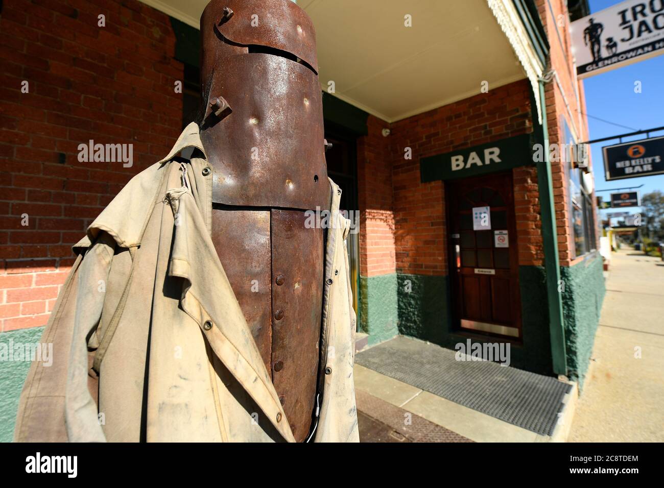 Glenrowan, Victoria. Una statua di Ned Kelly si trova all'ingresso del bar del Glenrowan Hotel in Gladstone Street, Glenrowan. Foto Stock