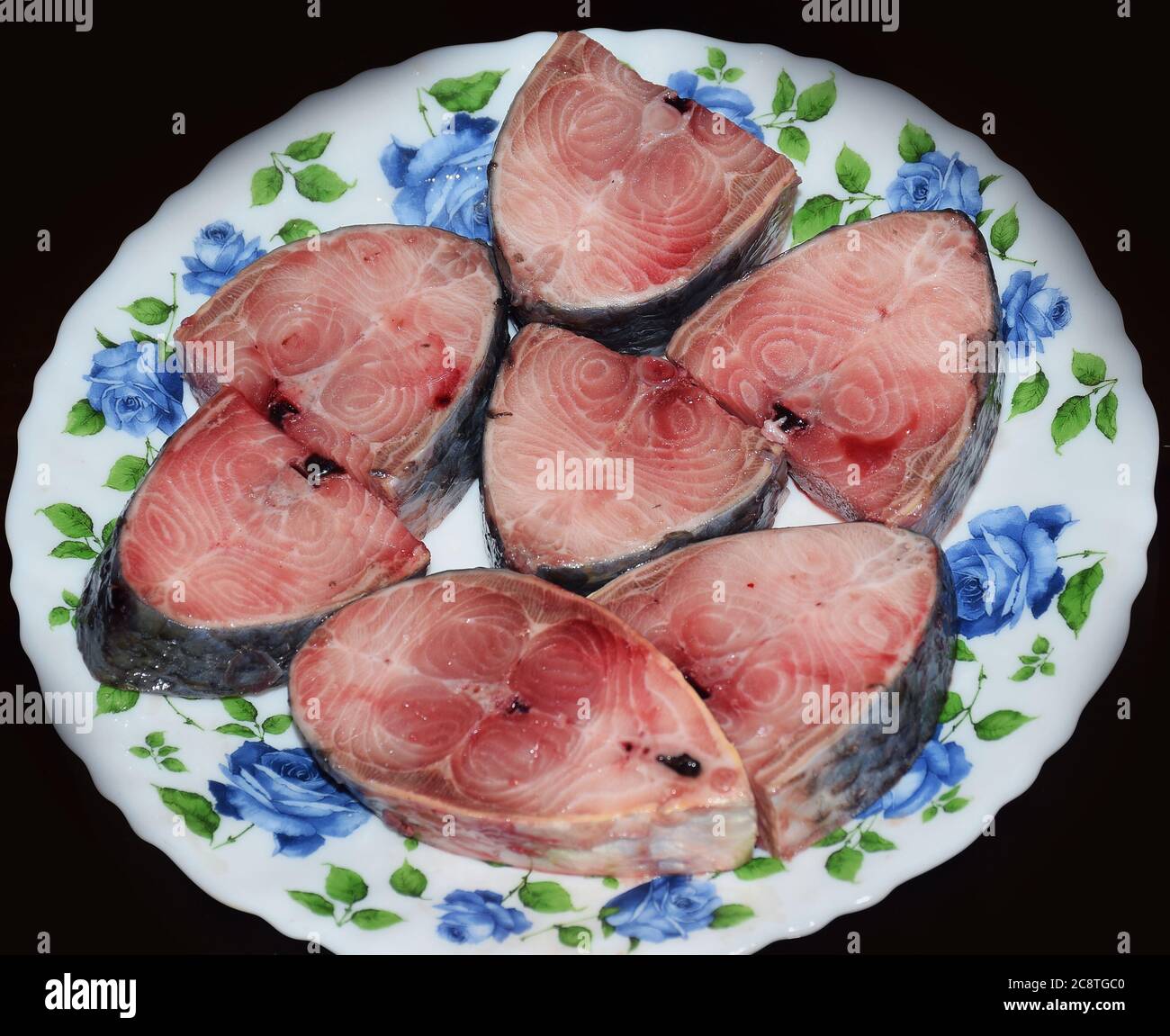 Bistecche di pesce crudo o non cotti di Hilsa Fish chiamato anche Tenualosa Ilisha Foto Stock