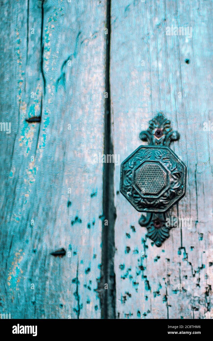 Vecchie porte di legno blu pallido con manico in ferro. Stile boho Foto Stock