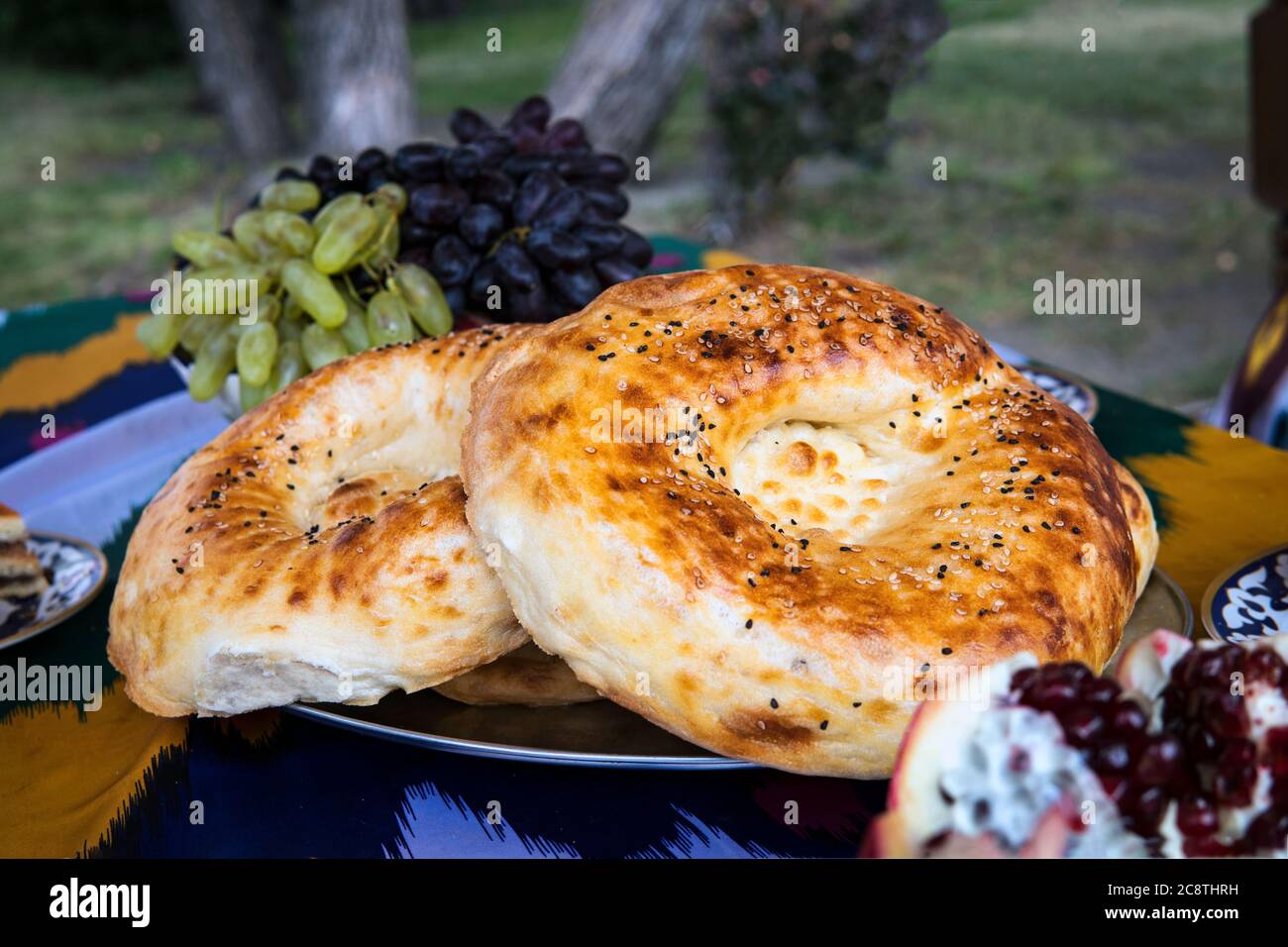 Pane di Naan su un tavolo di legno. Vista dall'alto. Pane fresco e fragrante croccante. Pane tandoor su tagliere closeup. Pane fatto in casa su un vecchio sfondo Foto Stock