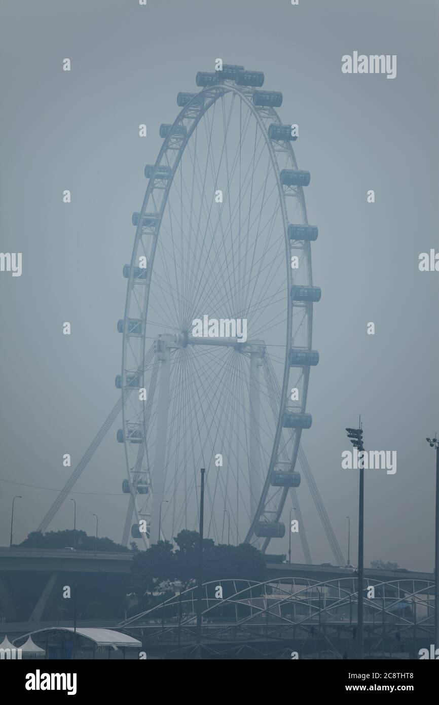 Singapore Flyer coperto di inquinamento opacità con scarsa visibilità. Singapore, Sud-est asiatico, Foto Stock