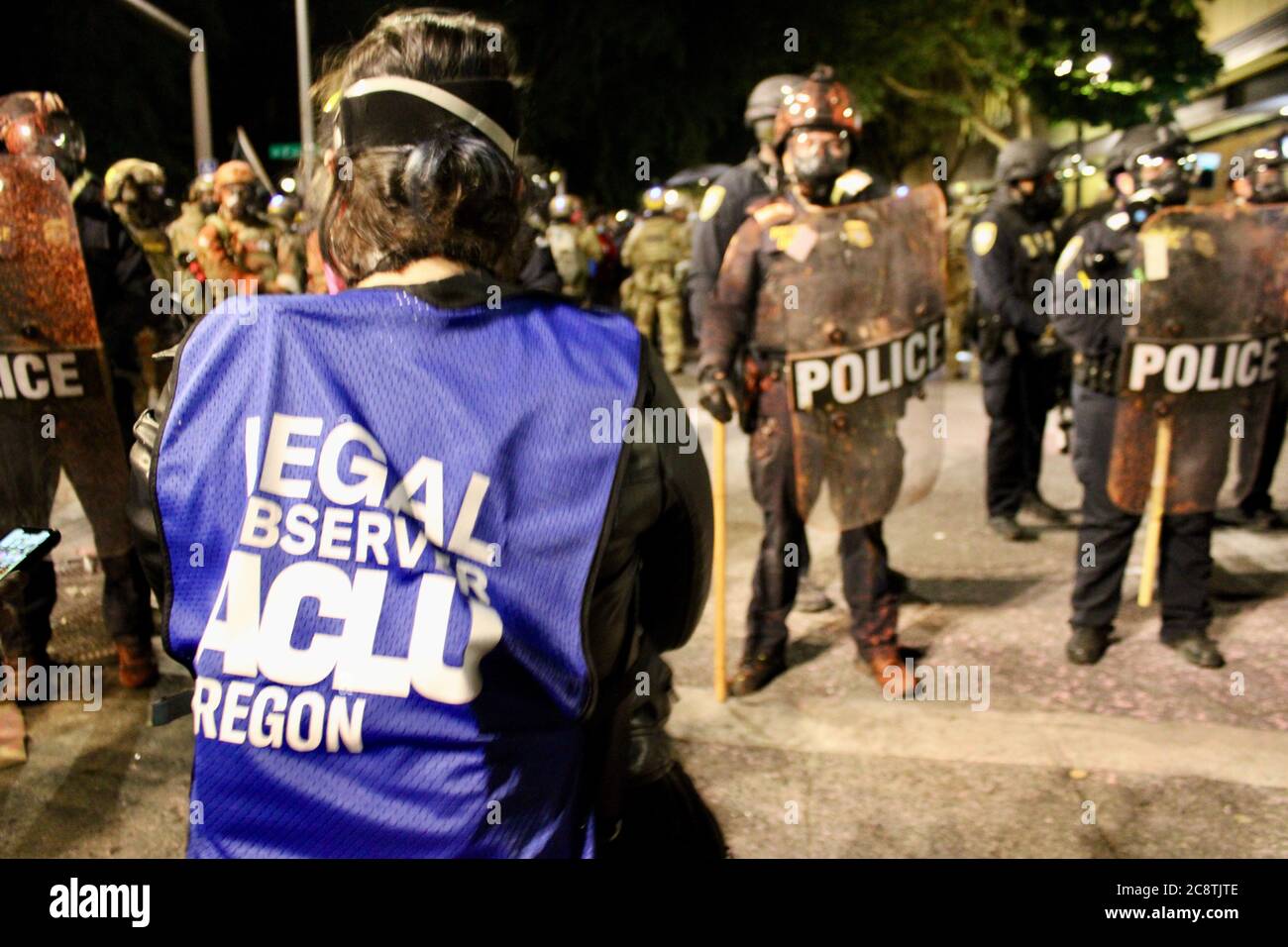 Portland, Oregon, Stati Uniti. 26 luglio 2020. Gli osservatori legali dell'ACLU guardano alla polizia di Portland mentre dichiarano le proteste una rivolta e un'assemblea illegale mentre le proteste si intensificano in termini di dimensioni e violenza mentre i manifestanti infuriano contro gli agenti delle dogane e della pattuglia di frontiera statunitensi nell'uniforme militare statunitense, inviati dal presidente Donald Trump che assume la carica del loro tribunale, Voltando le armi sulle masse e invadendo la loro città, mentre protestano contro la brutalità della polizia contro gli afroamericani. Credit: Amy Katz/ZUMA Wire/Alamy Live News Foto Stock