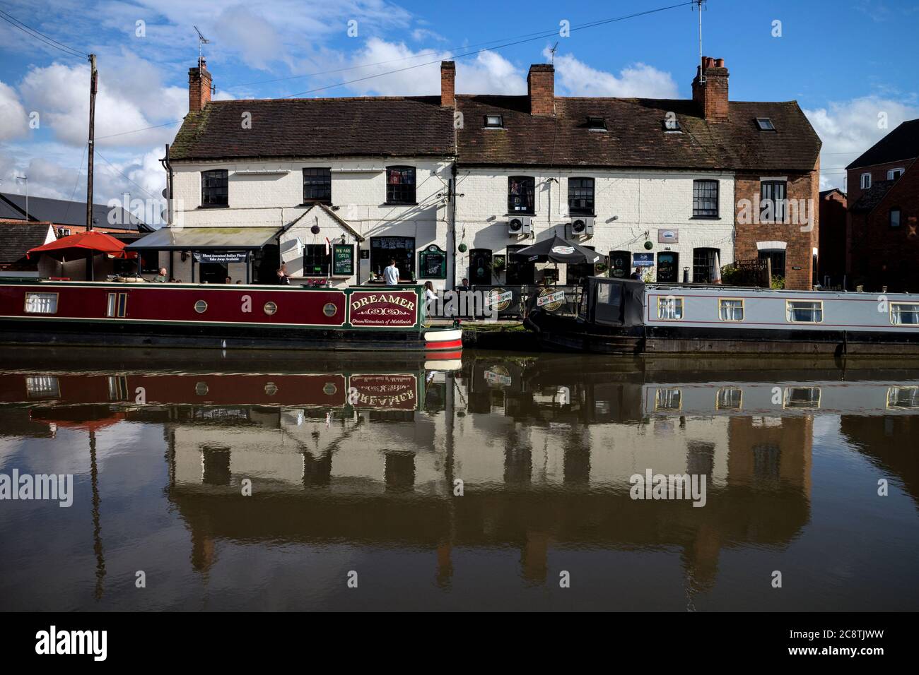 Il pub Cape of Good Hope si è riflesso nel Grand Union Canal, Warwick, Warwickshire, Regno Unito Foto Stock