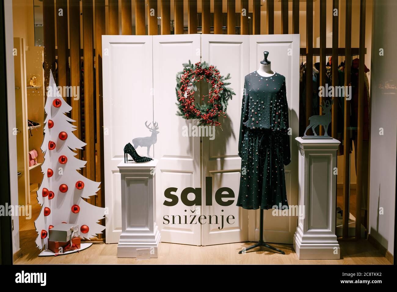 Vetrina decorazione di una boutique di moda, marchio Valentino, in bianco  per le vacanze di Natale Foto stock - Alamy
