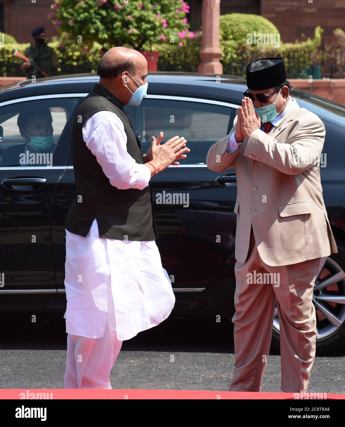 Il Ministro della Difesa indiano Rajnath Singh saluta con le mani ripiegate il suo omologo indonesiano Prabowo Subianto alla sede del Ministero della Difesa a South Block, New Delhi, India 27 luglio 2020. Fotografia: Sondeep Shankar Foto Stock