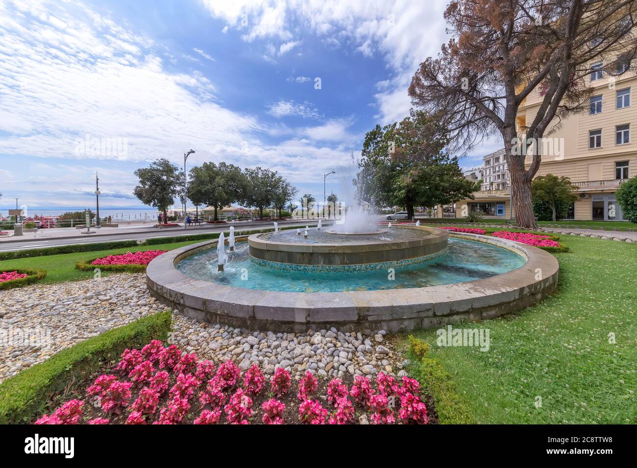 OPATIJA, CROAZIA - 3 LUGLIO 2020 - fontana d'acqua nel centro di Opatija e lungomare sul mare, Croazia Foto Stock