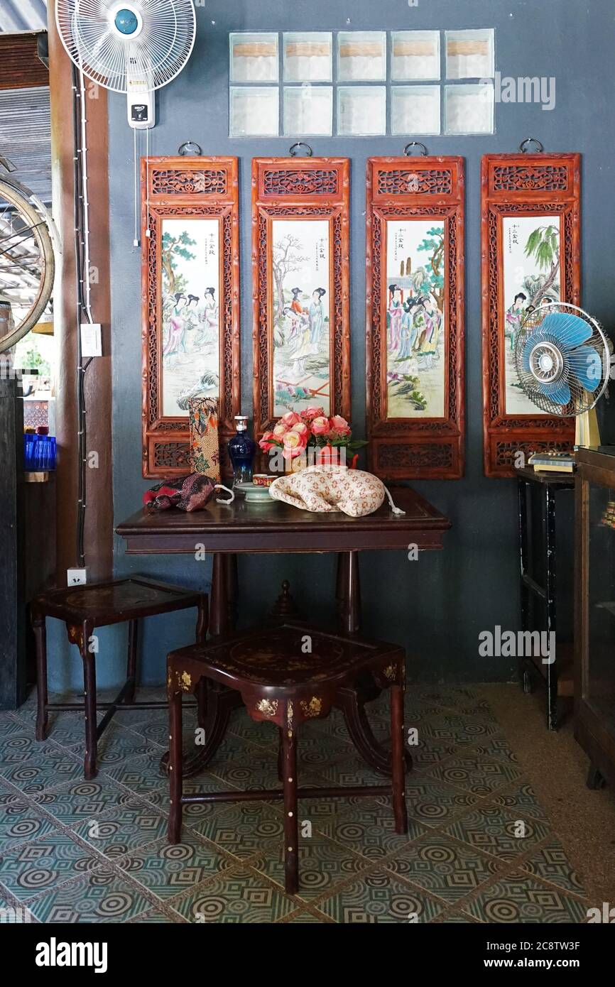 Il design degli interni e la decorazione del ristorante e della cucina della Thailandia meridionale sono decorati con mobili tradizionali cinesi in legno e dipinti sulle pareti Foto Stock