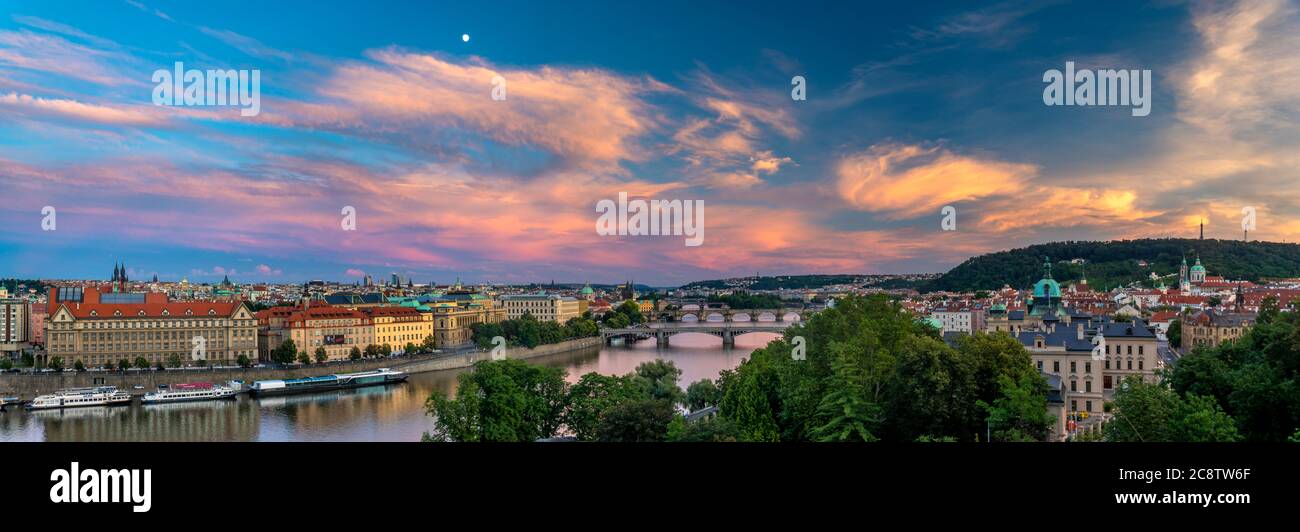 Panorama della Praga Vecchia e dei famosi ponti Foto Stock