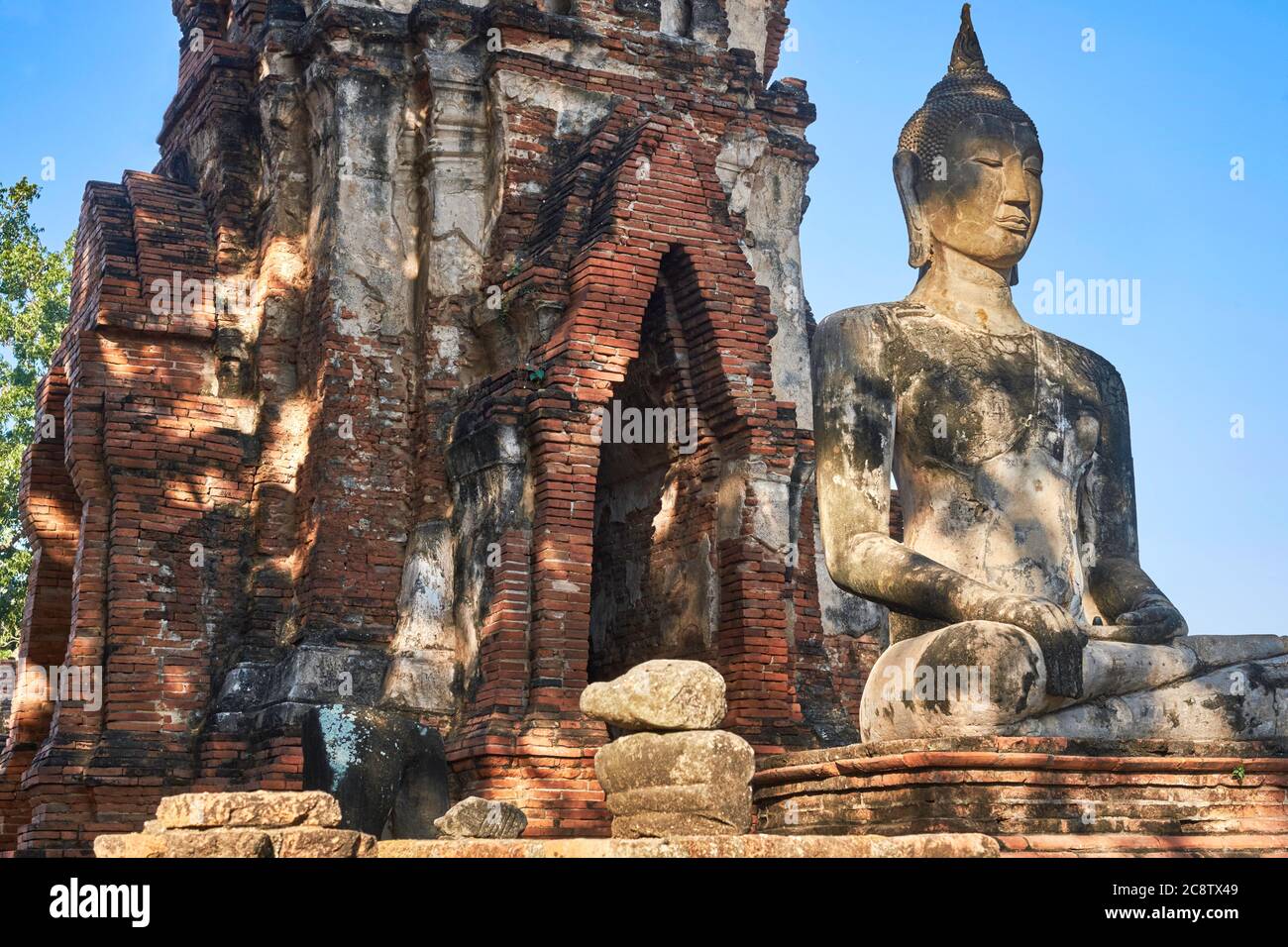 Una statua di Buddha a Wat Mahathat (Wat Maha That) nel parco storico di Ayutthaya, nell'ex capitale di Ayutthaya, Thailandia Foto Stock