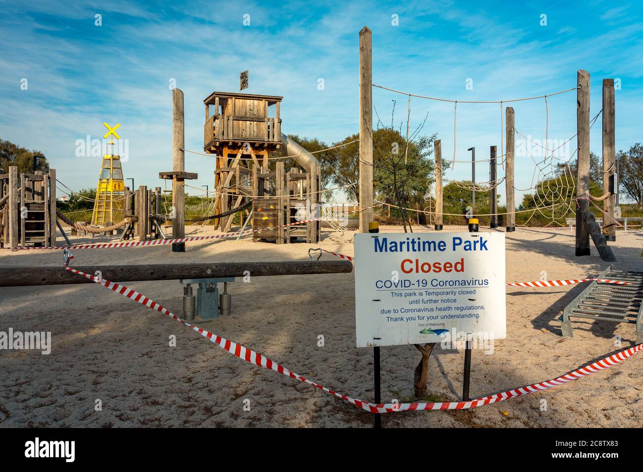 Melbourne, Australia - moderno parco giochi per bambini a Port Melbourne chiuso a causa del Coronavirus Covid-19 Foto Stock