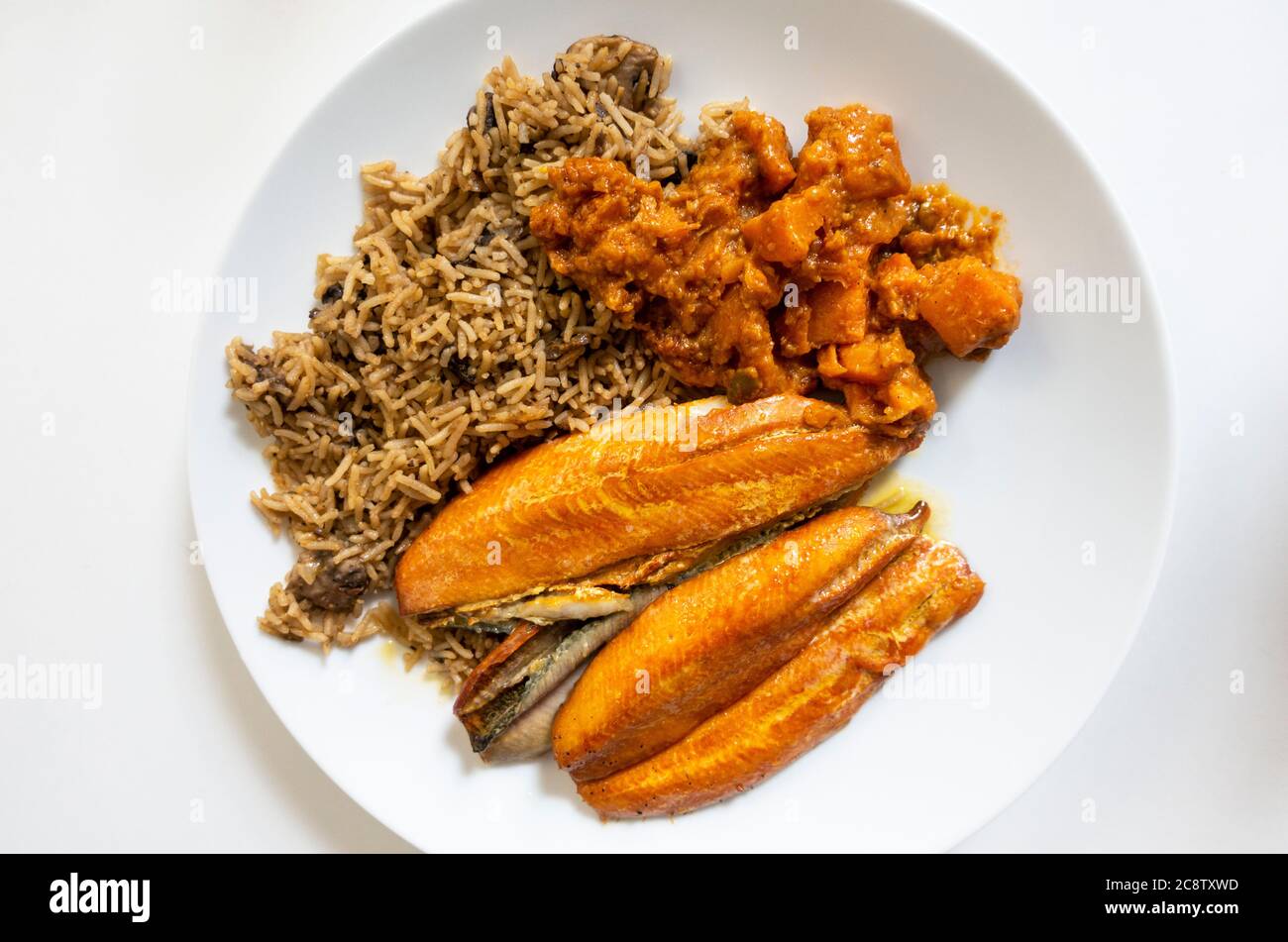 Peperoni, riso bruno con funghi e curry di patate dolce Foto Stock