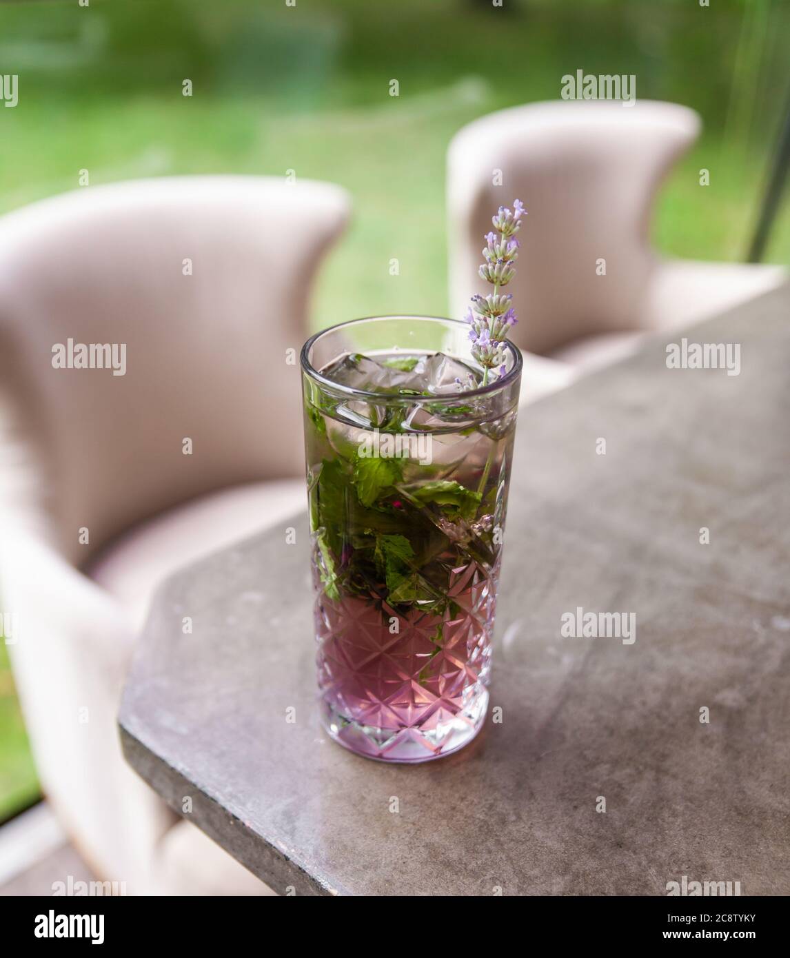 Tè con ghiaccio alla lavanda sulla veranda estiva. Foto Stock