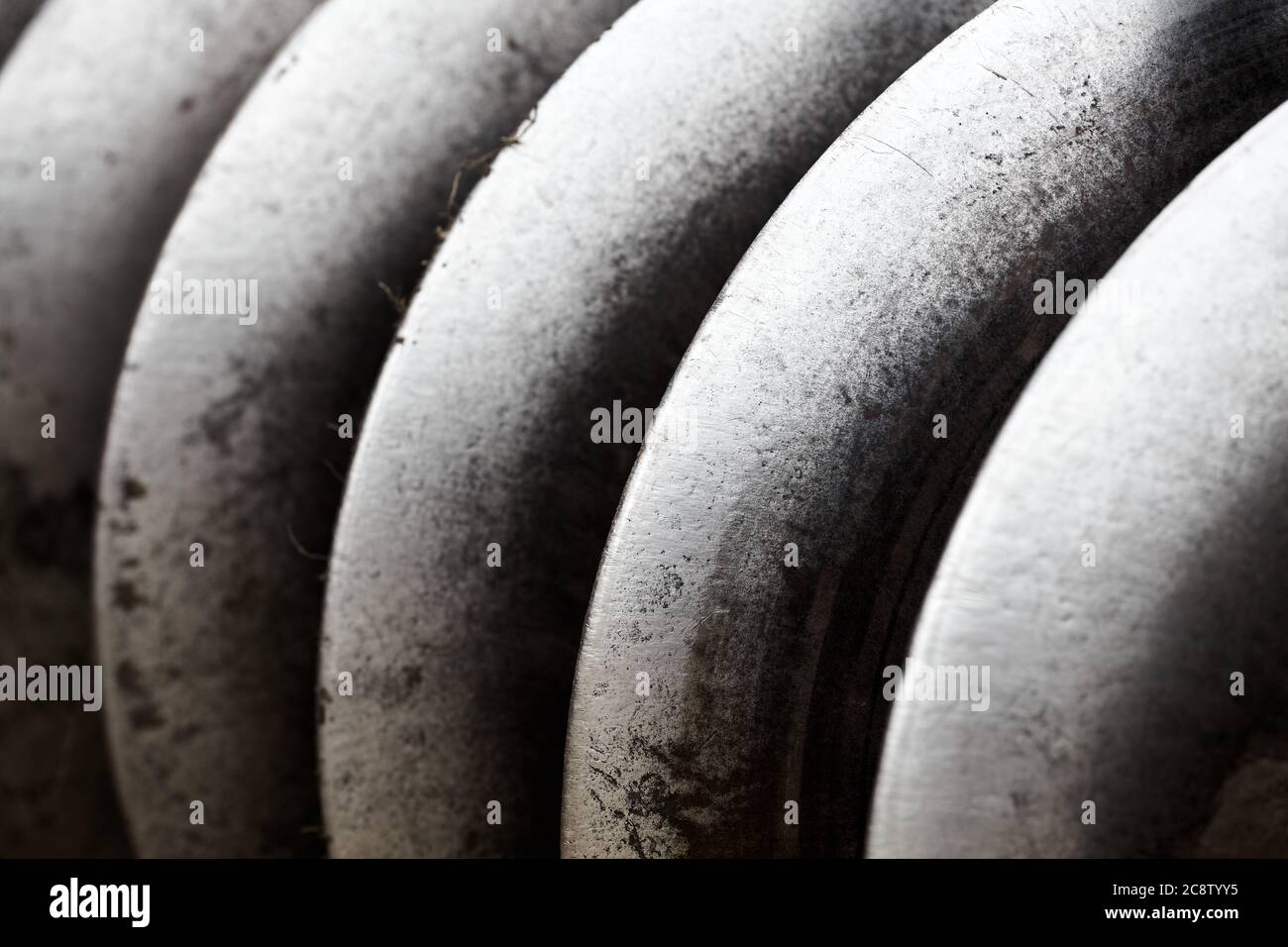 Primo piano immagine di dischi di erpice in acciaio semplice, fuoco selettivo, sfondo industriale astratto. Foto Stock