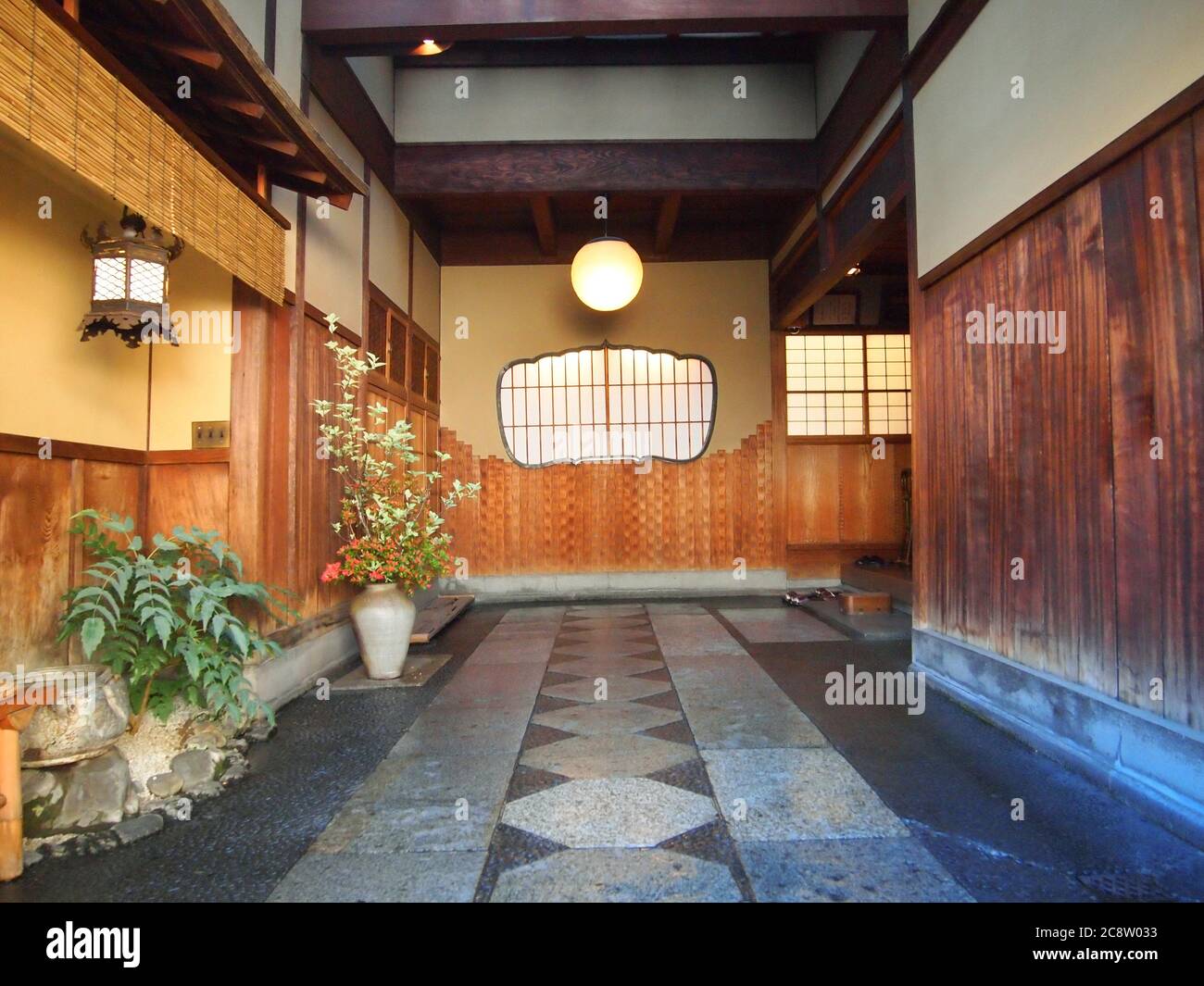 Hotel tradizionale (Ryokan) nella città giapponese di Kyoto. Edificio vecchio Foto Stock