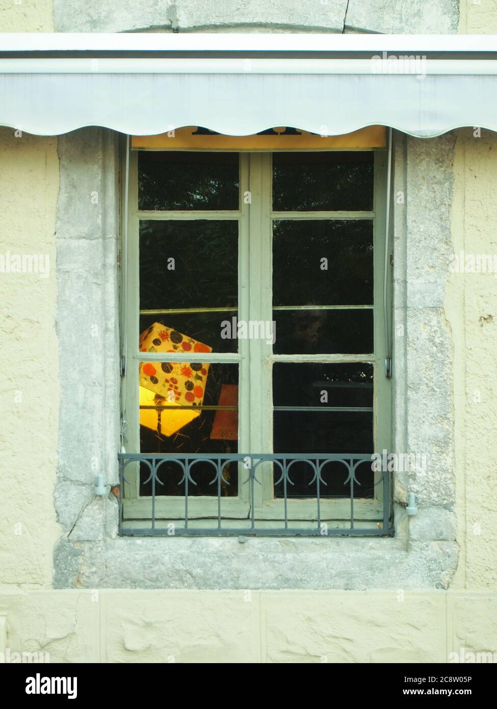 Finestra in una vecchia strada di Baiona in francese-basco Paese Foto Stock