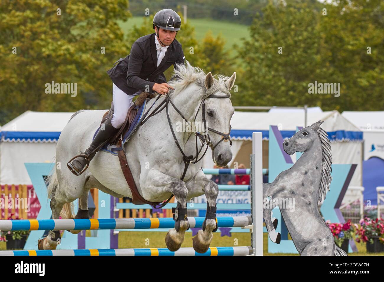 Una gara di salto di spettacolo ad uno spettacolo agricolo; il Royal Bath and West Show, vicino a Shepton Mallet, Somerset, Gran Bretagna. Foto Stock