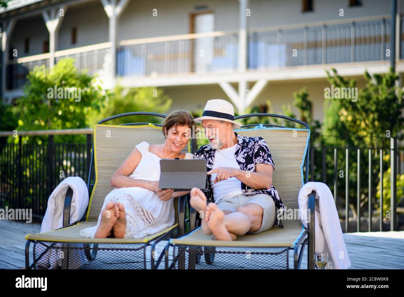 Coppia senior con tablet all'aperto in vacanza, relax. Foto Stock