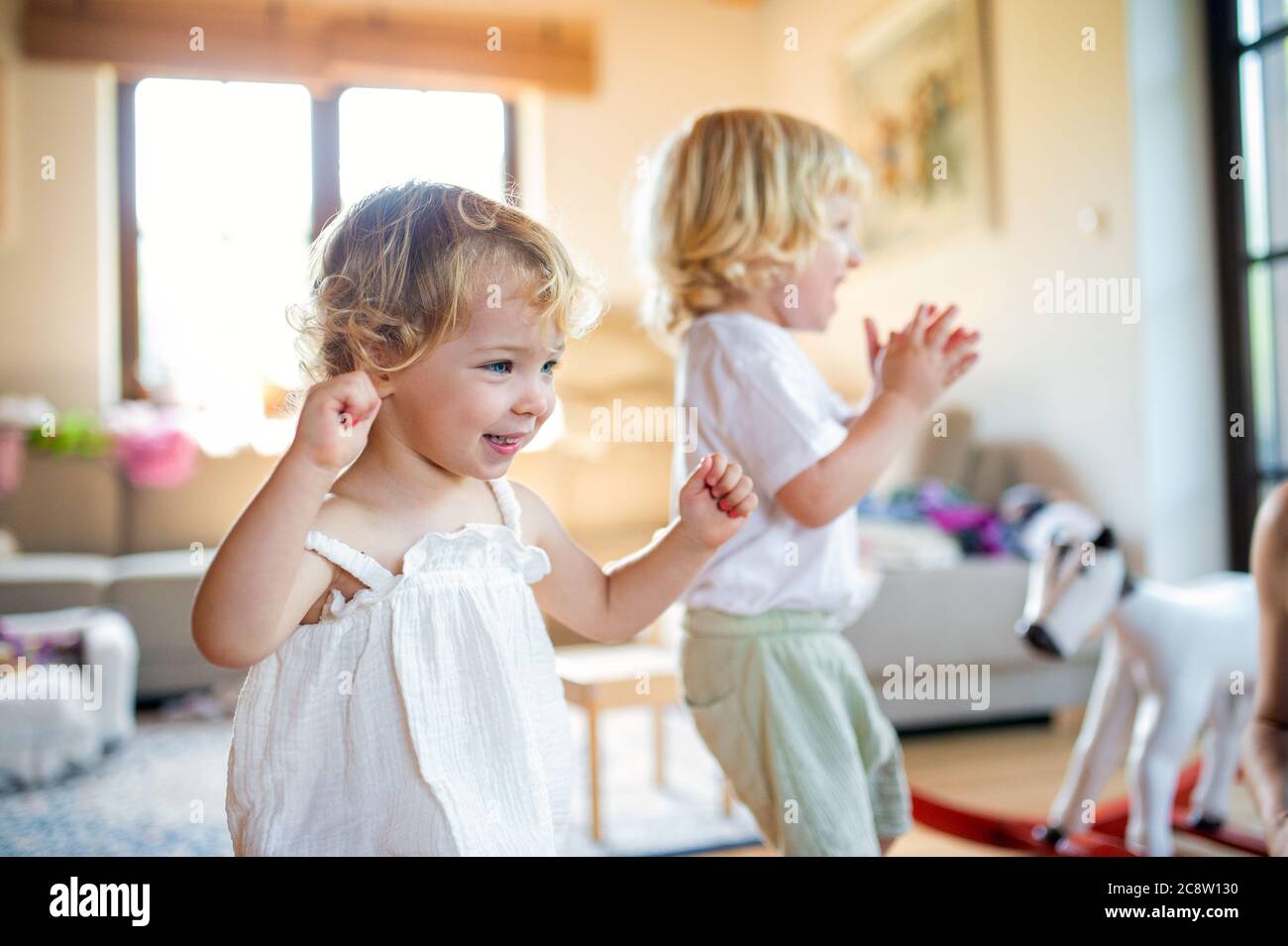 Ritratto di ragazzino e ragazza che giocano in casa. Foto Stock