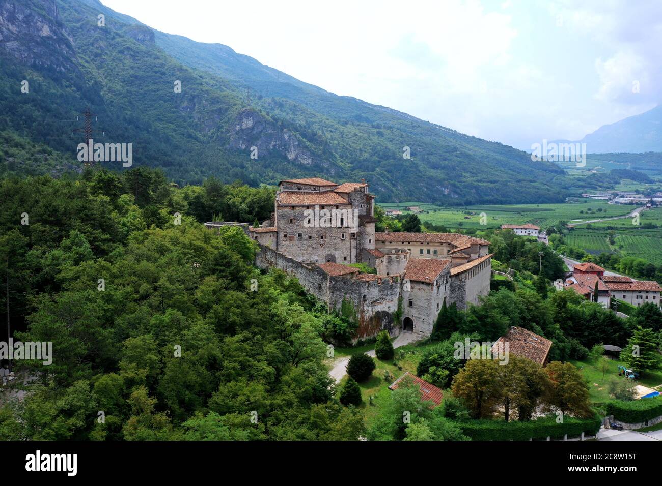 Vista aerea di Castel pietra, maniero situato sul pendio della collina di Castel Beseno, costruito su un enorme masso staccato dal Cengio Rosso Foto Stock
