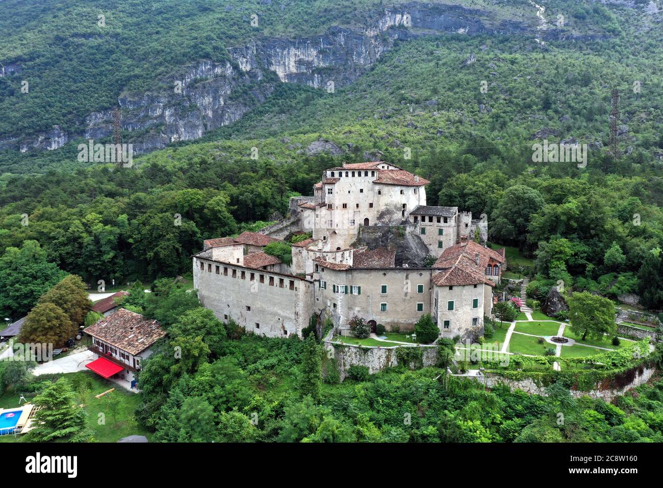 Vista aerea di Castel pietra, maniero situato sul pendio della collina di Castel Beseno, costruito su un enorme masso staccato dal Cengio Rosso Foto Stock