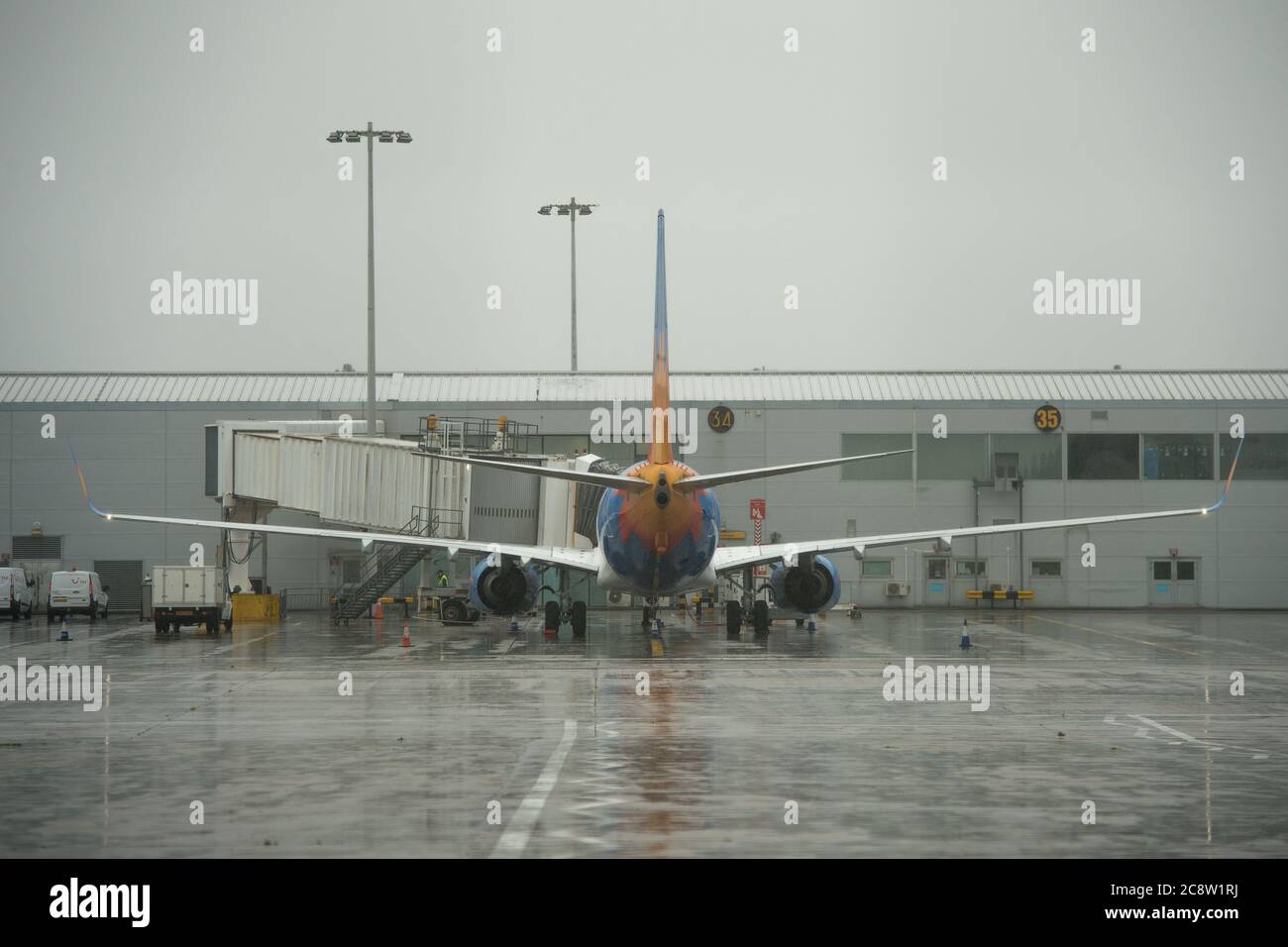 Glasgow, Scozia, Regno Unito. 27 luglio 2020. Nella foto: Jet2 Airlines visto in partenza per la Spagna. Dopo che le restrizioni di viaggio sono state revocate dal governo scozzese la settimana scorsa, è stato annunciato ancora una volta dal governo scozzese che ha inizio alle 00:01 di questa mattina che tutti i voli in Scozia dalla Spagna avrebbero bisogno di un periodo di quarantena di 14 giorni. Jet2 Airlines sta ancora volando in Spagna nonostante le nuove restrizioni di viaggio. Credit: Colin Fisher/Alamy Live News Foto Stock