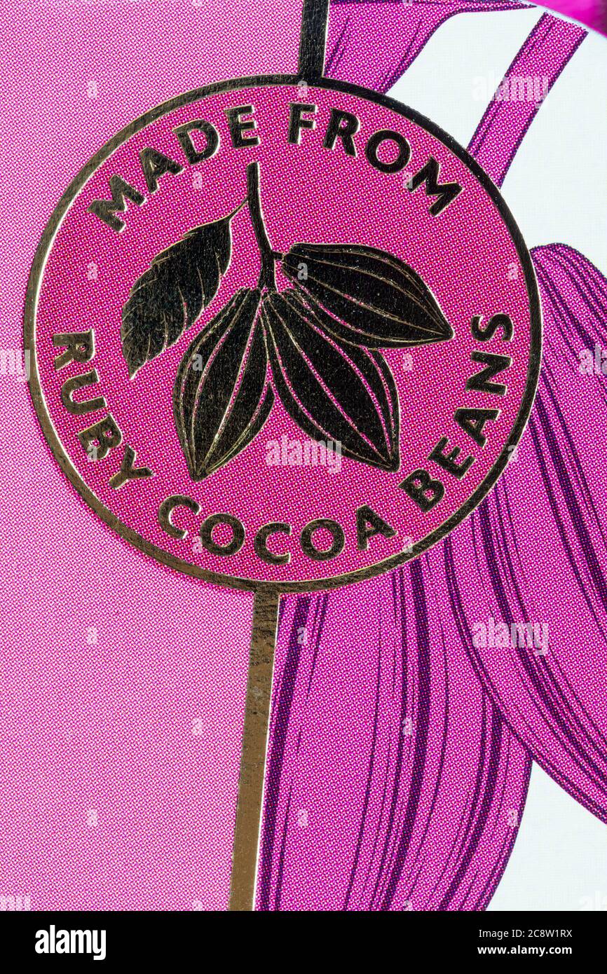 Realizzato con il logo simbolo dei semi di cacao rubino sulla scatola della Magnum Collection Nuova esperienza al cioccolato realizzata con chicecreams di cacao rubino Foto Stock