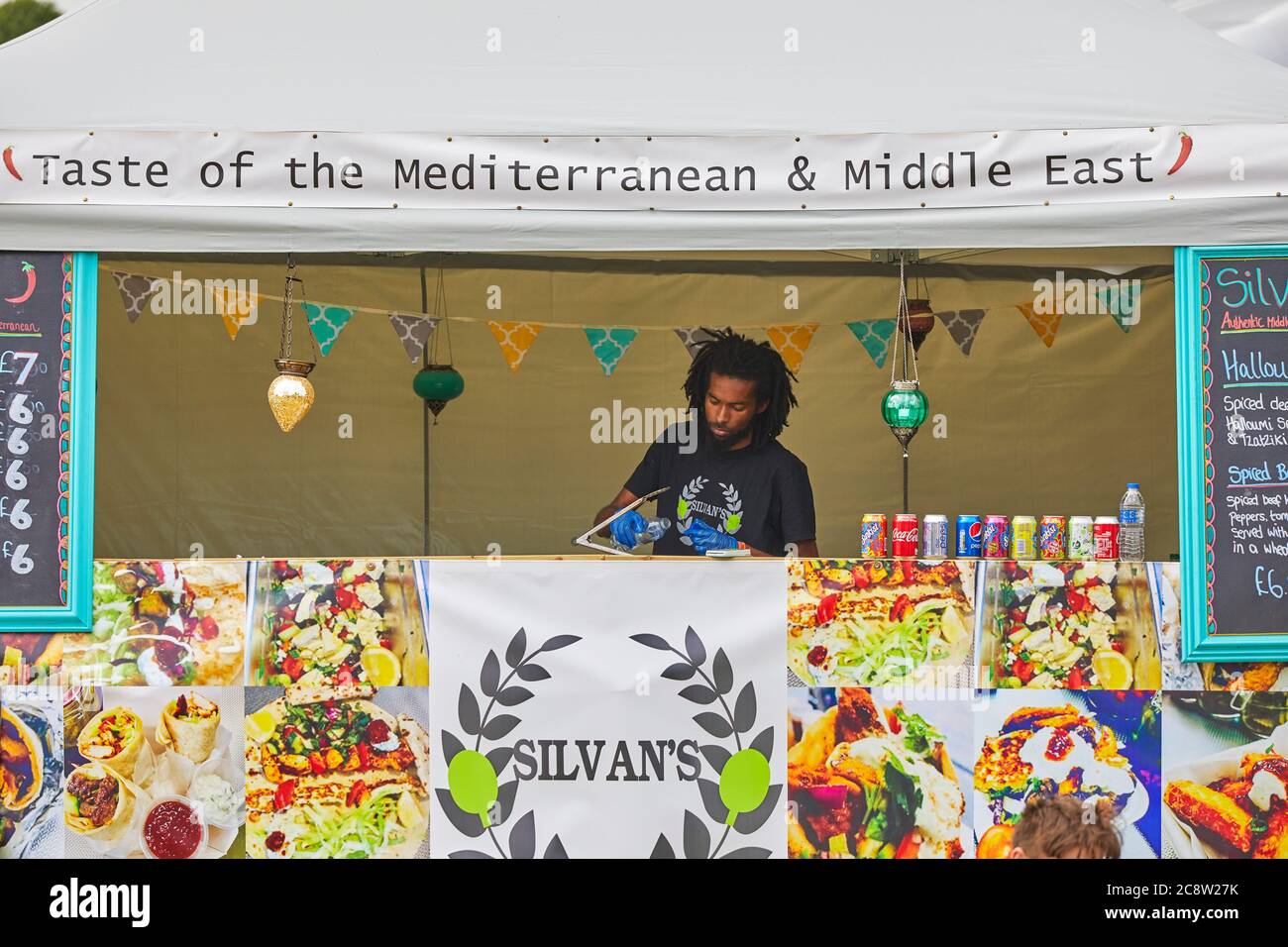 Un uomo che gestisce una bancarella di cibo al Royal Bath and West Show, una mostra agricola annuale, vicino a Shepton Mallet, Somerset, Gran Bretagna. Foto Stock
