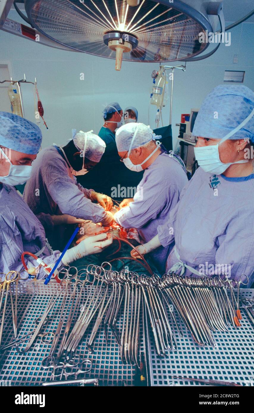 Vassoio di strumenti chirurgici nell'area sterile di una sala operatoria Foto Stock